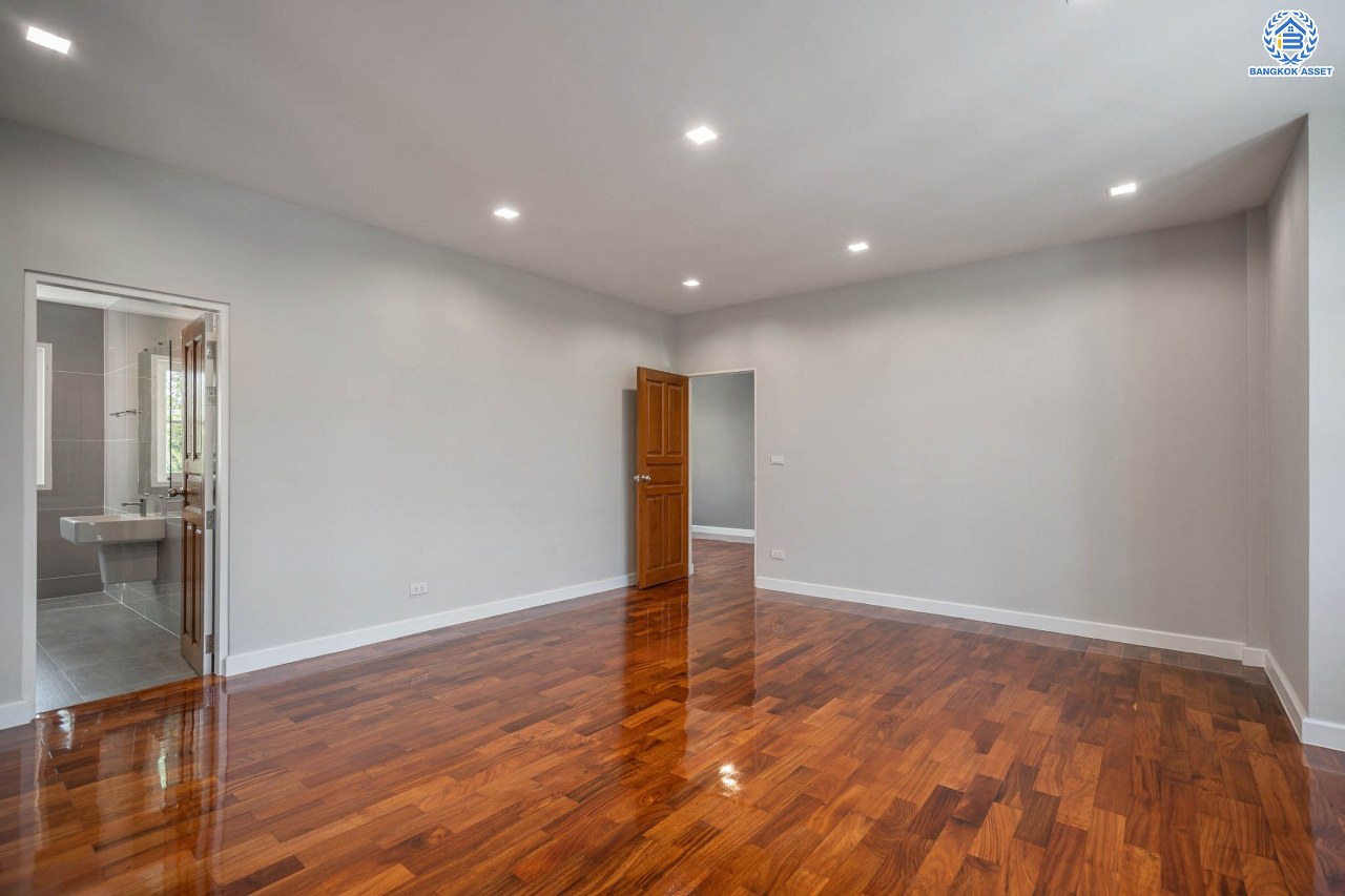 บ้านมือสองตกแต่งใหม่ โครงการ ลัดดารมย์ เพชรเกษม69 ตกแต่งหรูหราดีไซน์สุด Classic วิวสวนสาธารณะ ใกล้ส่วนกลาง บนเนื้อที่ 173.5 ตร.ว. ฟังก์ชันจัดเต็ม 4 ห้องนอน 4 ห้องน้ำ 1 ห้องอเนกประสงค์ 1 ห้องแม่บ้าน จอดรถได้ถึง 2 คัน บนทำเลศักยภาพ เชื่อมต่อหลายเส้นทาง ใกล้เดอะมอลล์บางแค จุดขึ้นทางด่วน "กาญจนาภิเษก" และรถไฟฟ้าสายสีน้ำเงิน "สถานีหลักสอง"